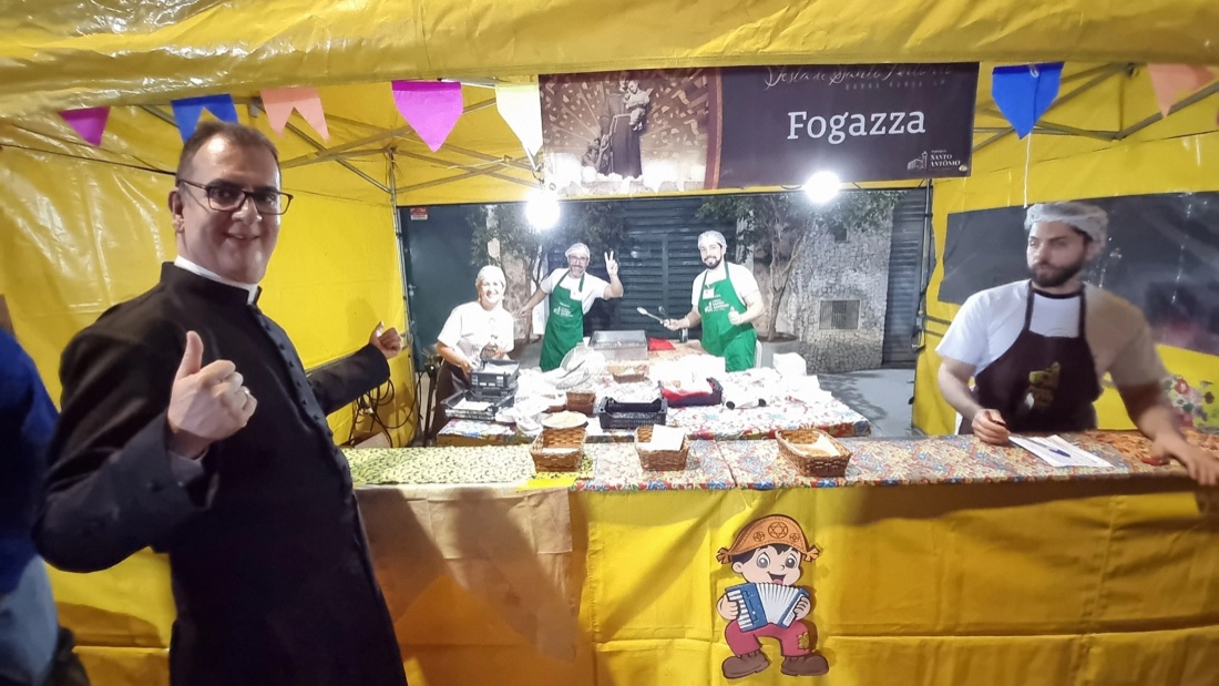 Famílias na quermesse da paróquia