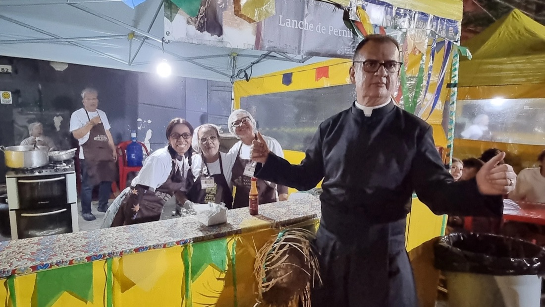 Comunidade reunida nas barracas da quermesse