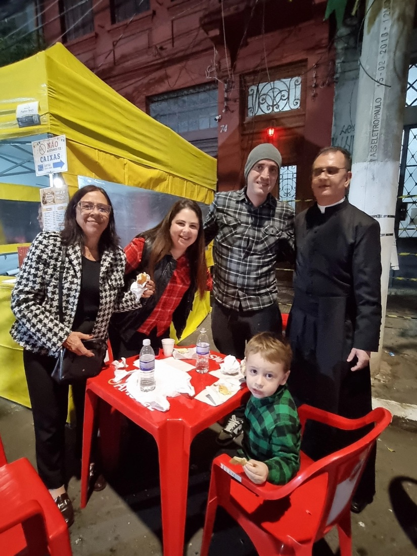 Famílias da comunidade na quermesse