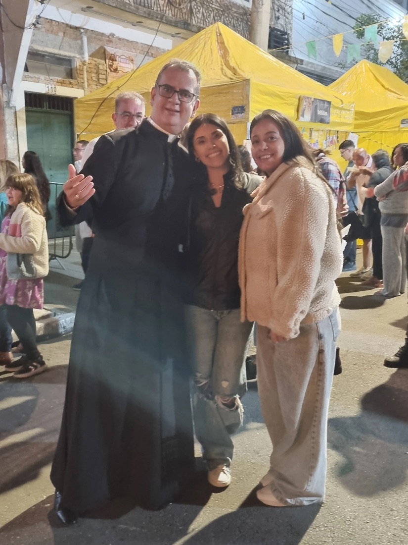 Padre Donizeti com paroquianos na festa junina